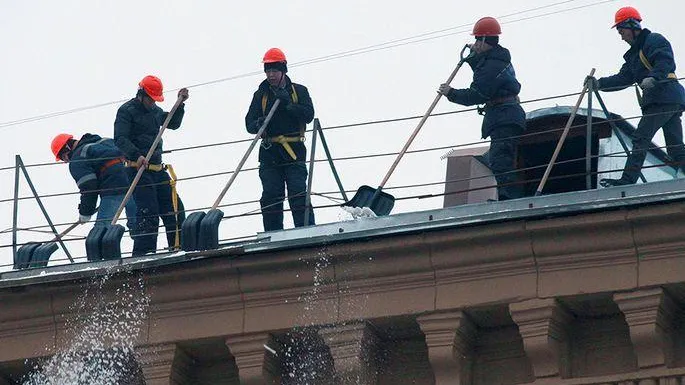 Ледяная глыба упала на восьмилетнюю девочку под Тверью