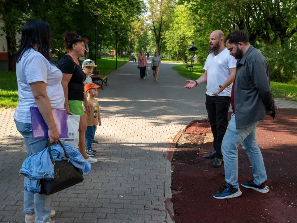 Павел Никишкин осматривает детскую площадку.&nbsp;Фото: пресс-служба Администрации г. о. Фрязино