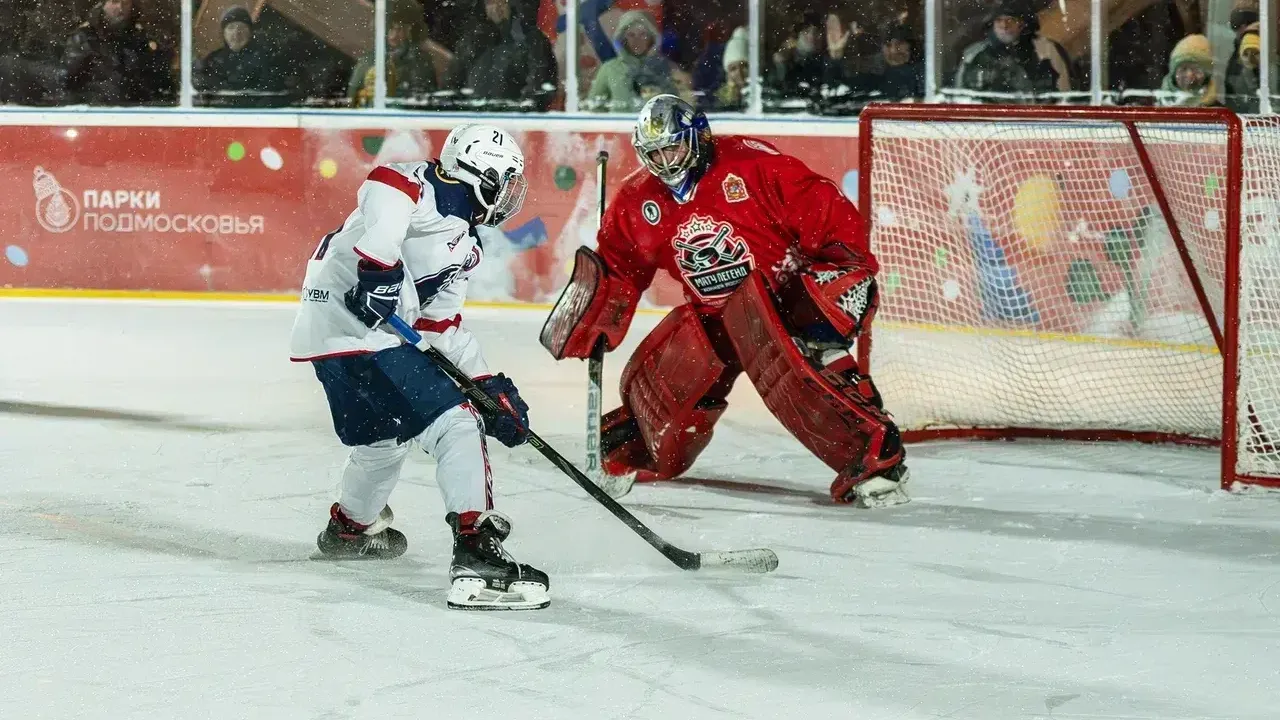 Глава округа и олимпийские чемпионы вышли на лед в рамках спортивного праздника в Долгопрудном
