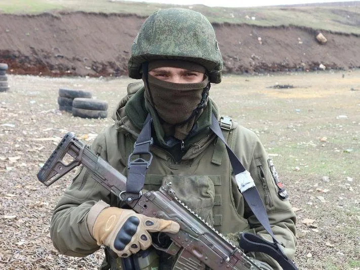 «Мирные могут оказаться переодетыми врагами»: боец СВО рассказал, как зачищают города от бандеровцев
