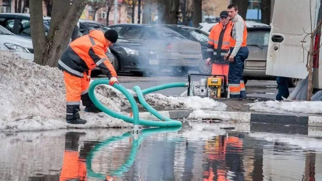 На региональных дорогах Подмосковья устраняют подтопления