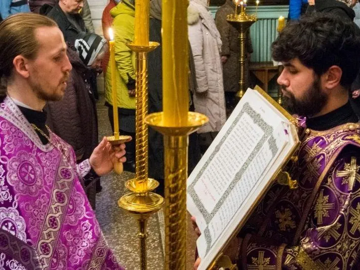 «Его уважают даже мусульмане»: врачи борются за жизнь раненного на СВО полкового священника