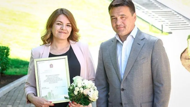 Губернатор вручил сертификаты на соципотеку еще 12 учителям