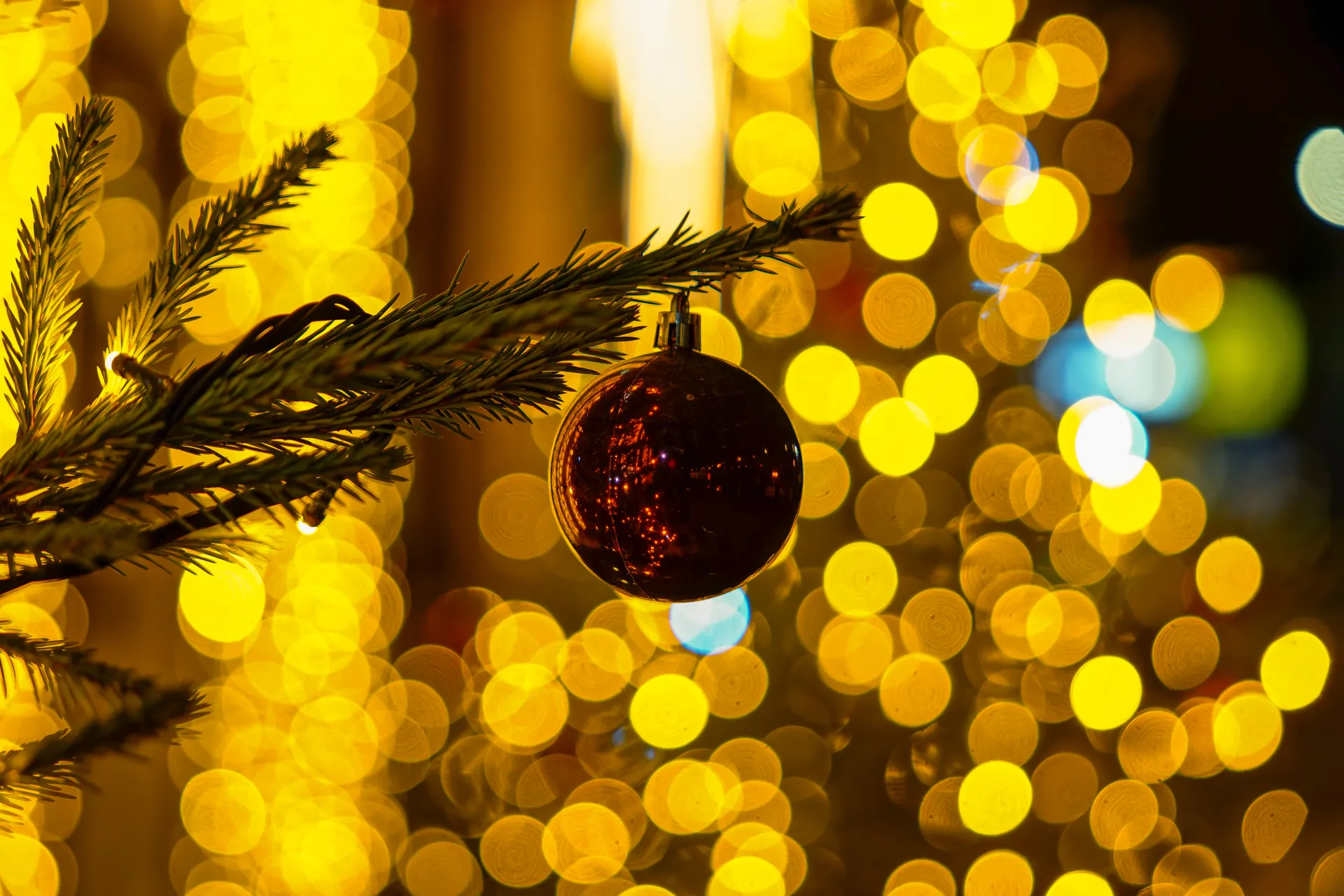 Елочный шар в Одинцовском парке спорта, культуры и отдыха создает новогоднее настроение