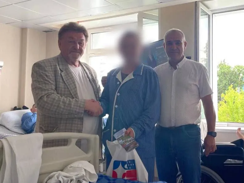 Глава города Владимир Пирогов (крайний справа) и депутат Совета депутатов Василий Макашин (крайний слева). Фото: администрация г.о. Краснознаменск