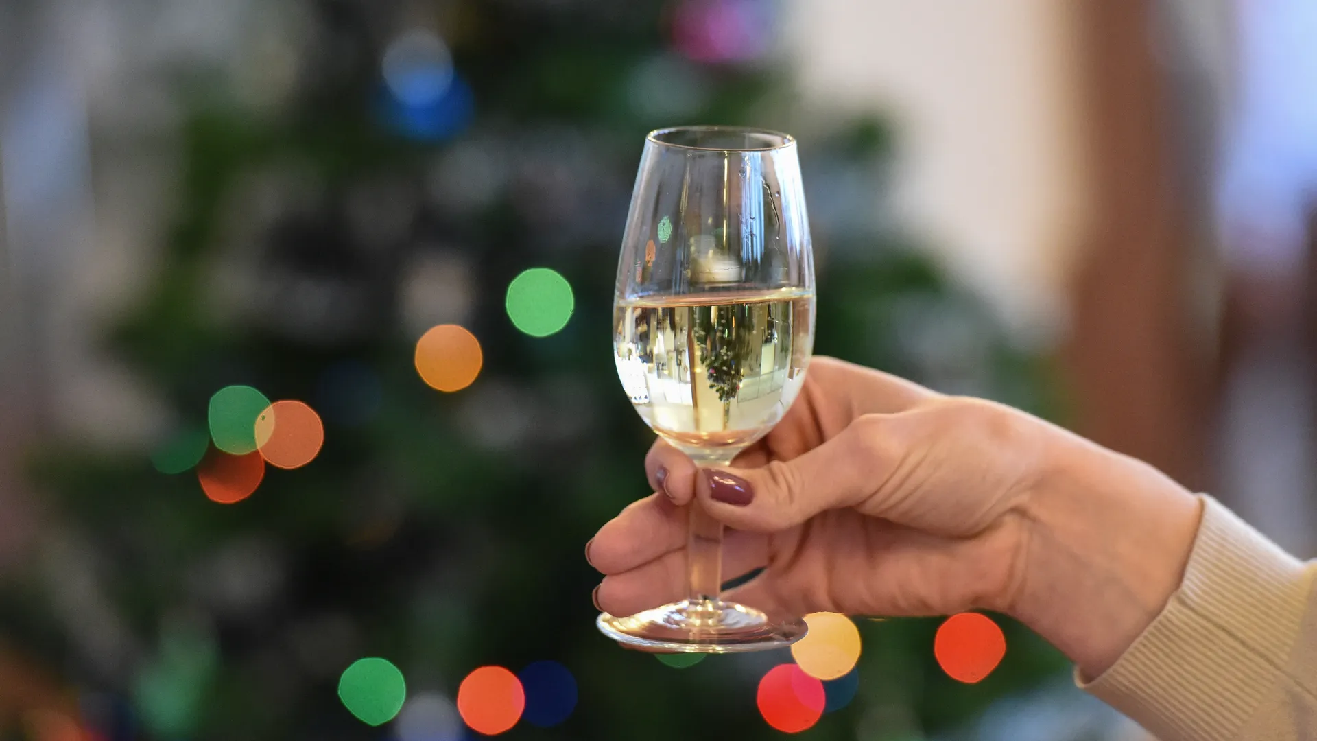 Врач раскрыл, что нельзя пить после шампанского на Новый год