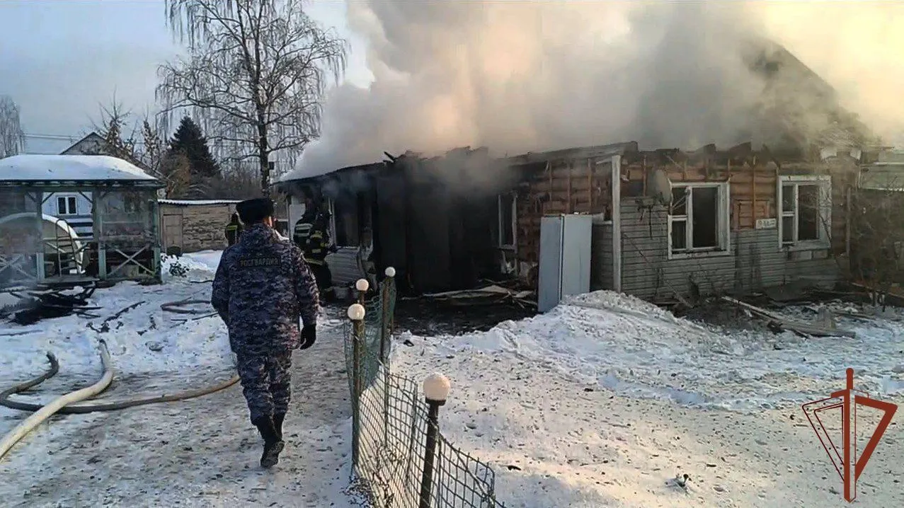 Пожилую женщину спасли из горящего дома в Подмосковье
