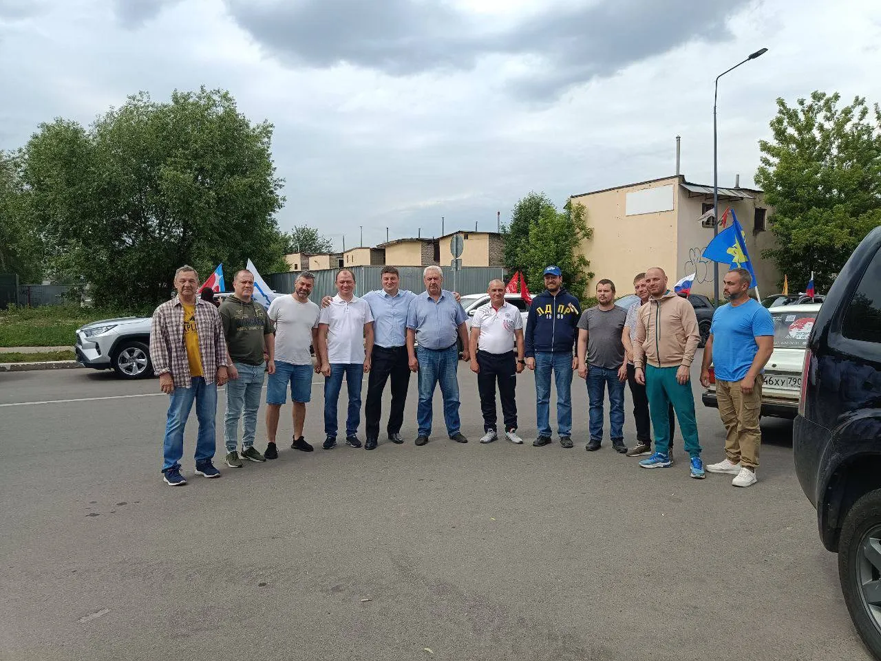 Глава Краснознаменска Владимир Пирогов (шестой справа), председатель Совета депутатов Александр Мостковой (шестой слева), заместитель председателя Совета депутатов Виталий Вышкварцев (пятый справа). Фото: t.me/krasnoznamensk_news&nbsp;