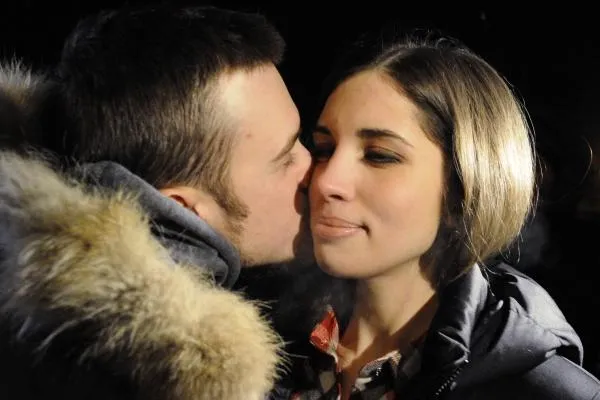 Участница группы Pussy Riot Надежда Толоконникова*, освобожденная по амнистии, с супругом Петром Верзиловым* у здания больницы номер 1 ГУФСИН по Красноярскому краю, 2013 год