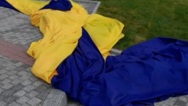 Самый большой флаг Украины порвался в Киеве