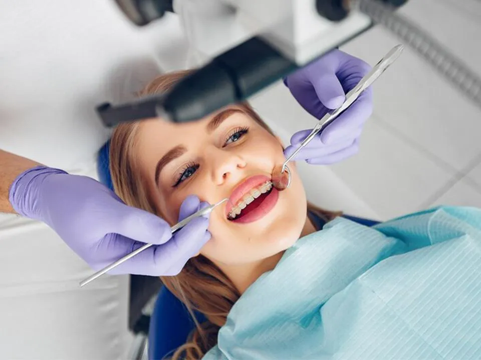 Воспаление и потеря зубов: стоматолог объяснила, почему нельзя экономить на профессиональной гигиене полости рта