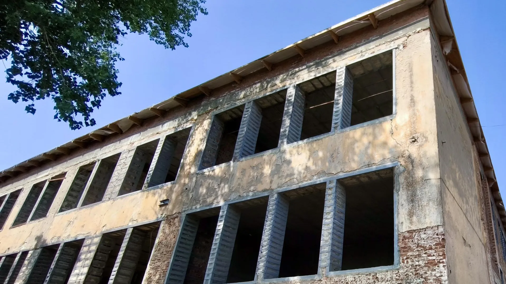 Подмосковные строители восстановят одну из&nbsp;старейших школ в&nbsp;Мариуполе