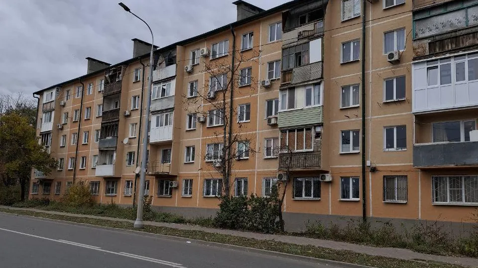 Строители из Подмосковья восстановят дом на улице Бахчиванджи в Мариуполе 360.ru