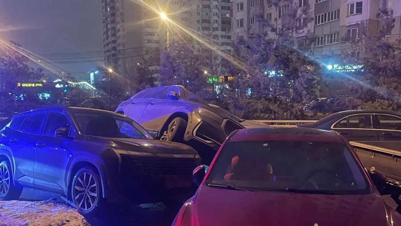 Полиция ищет водителя, который повредил шесть автомобилей в Красногорске