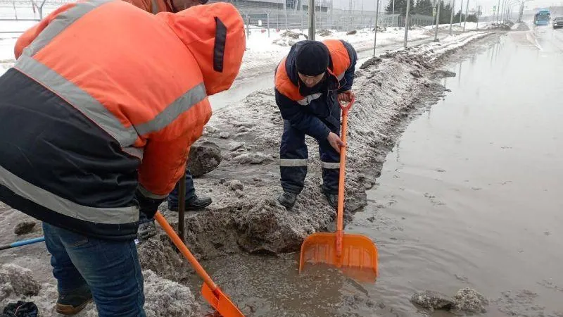 Порядка двадцати дорожных рабочих устраняют подтопления в Подмосковье
