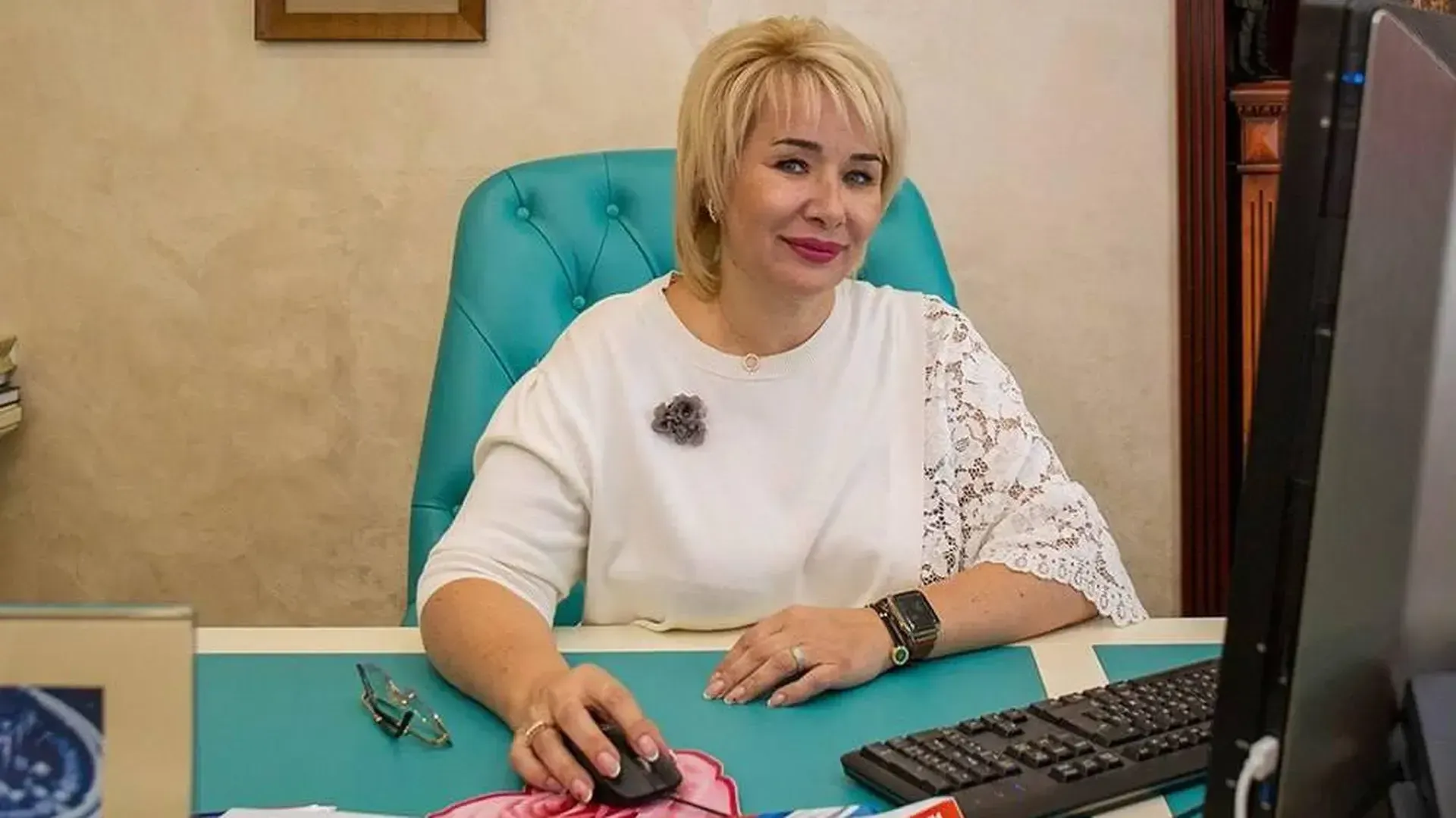 Глава Электростали Инна Волкова дистанционно голосует на выборах губернатора Московской области. Фото: пресс-служба главы администрации г.о. Электросталь