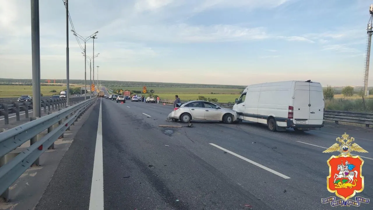 Пятнадцать автомобилей столкнулись на трассе в подмосковном Серпухове