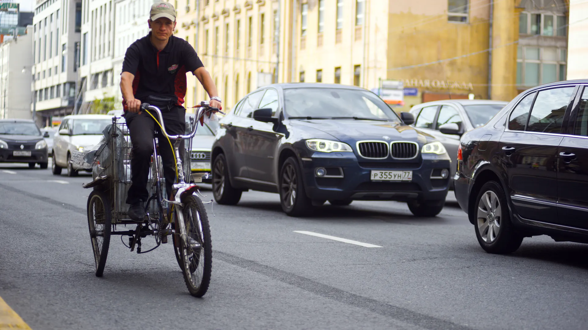 Развозчик пиццы на Тверской улице в Москве