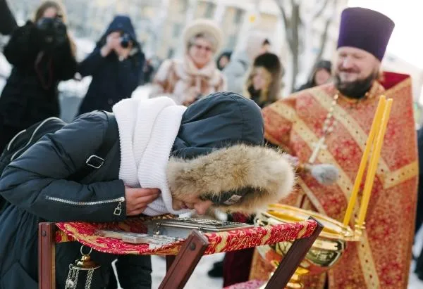 Студентка одно из ивановских вузов во время освящения зачетной книжки после окончания молебна, посвященного Дню памяти святой мученицы Татианы и Дню российского студенчества