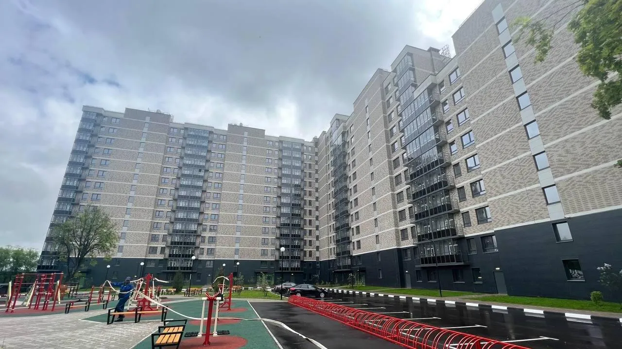 Дом переменной этажности достроили в подмосковном поселке Ржавки