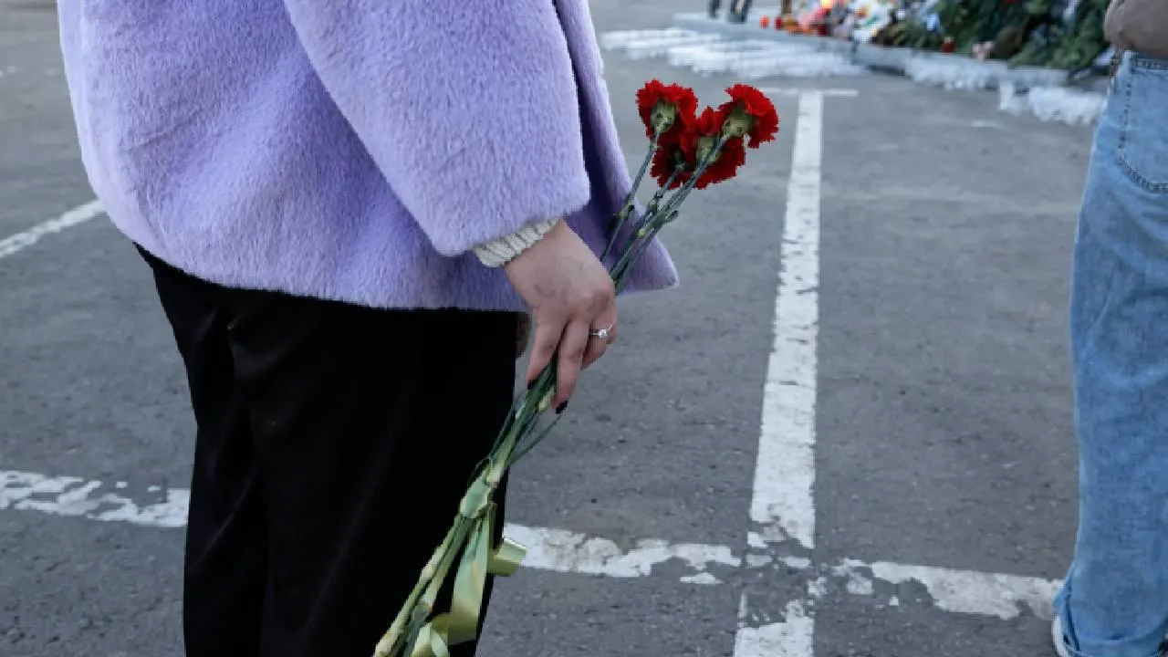 Жители Волгограда несут цветы и игрушки в память о погибших школьницах