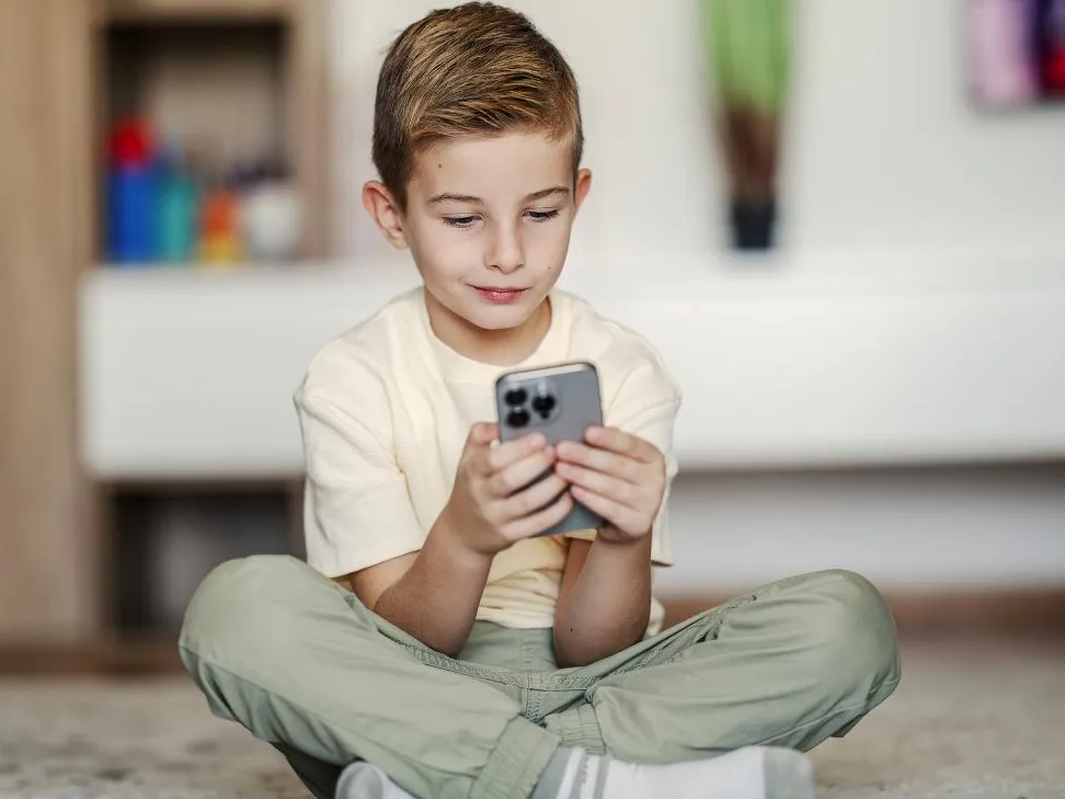 Запрет соцсетей для детей на государственном уровне: почему такие меры ломают психику подростков