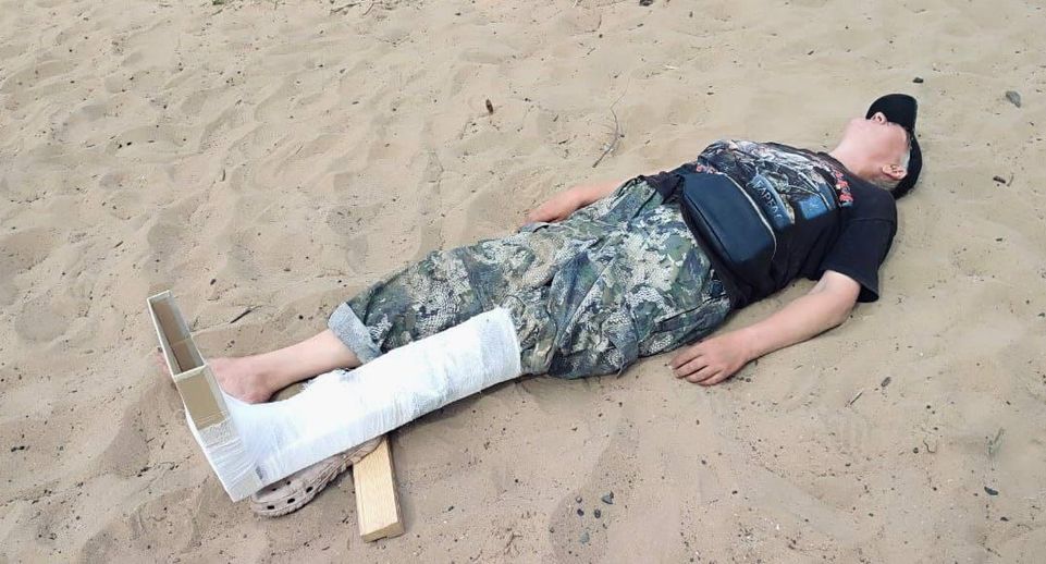 Подмосковные спасатели помогли поскользнувшейся на дамбе женщине с травмой ноги