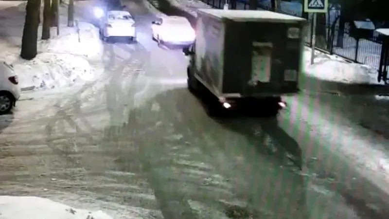 Автомобиль курьера, оставившего ключи в замке зажигания, угнали в Люберцах