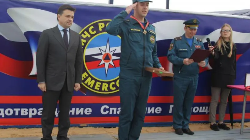 Воробьев наградил сотрудников МЧС знаками отличия