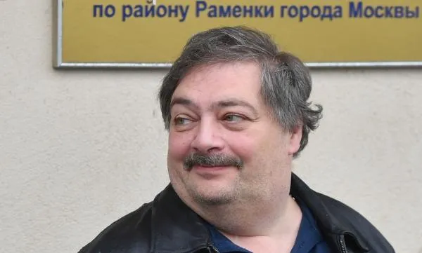 Писатель Дмитрий Быков* возле здания ОМВД по району Раменки в Москве