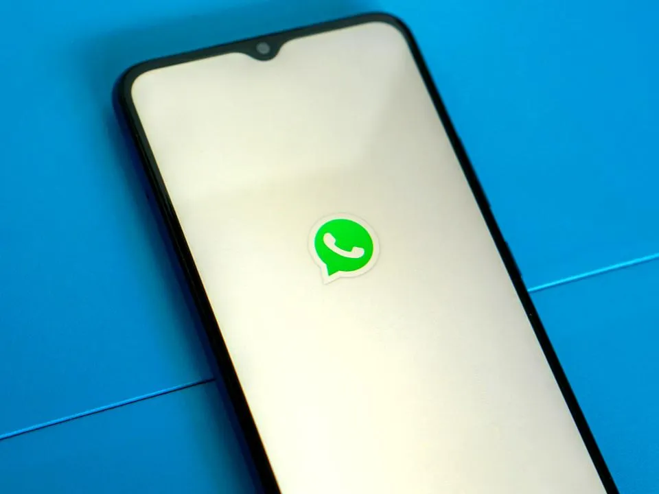 Пользователи WhatsApp могут случайно слить свои данные мошенникам: как работает новая схема и кто в опасности