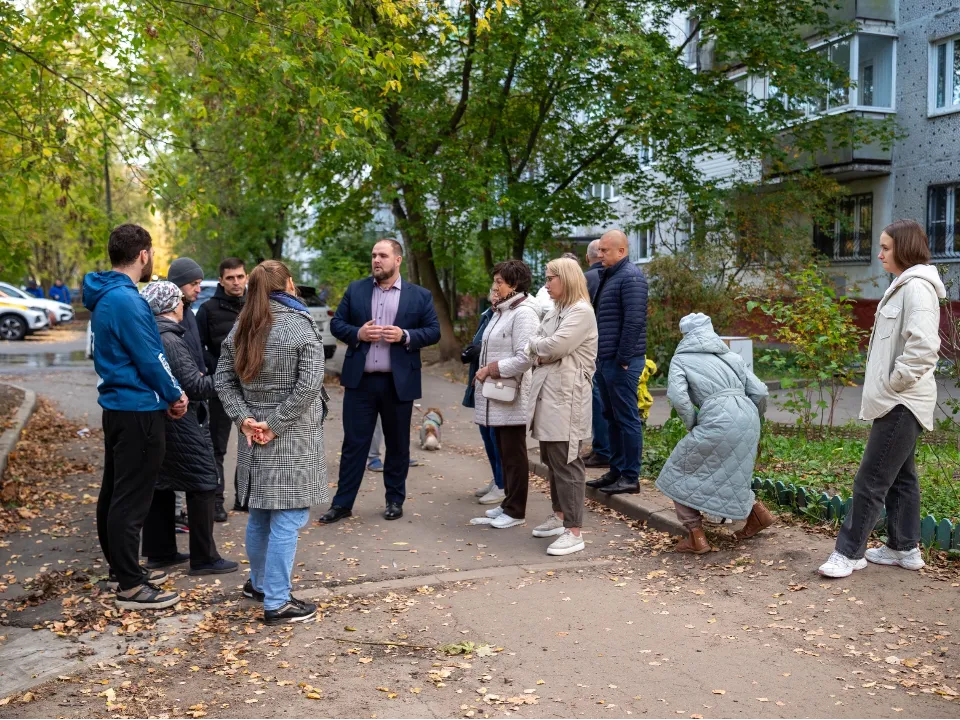 Заместитель главы округа и депутаты общаются с жителями. Фото: пресс-служба администрации г. о. Фрязино