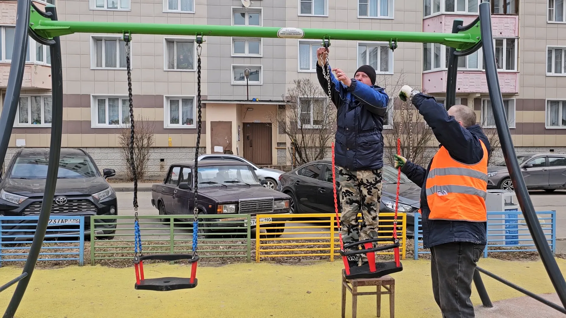 В Клину с приходом тепла начали уборку игровых и спортивных площадок