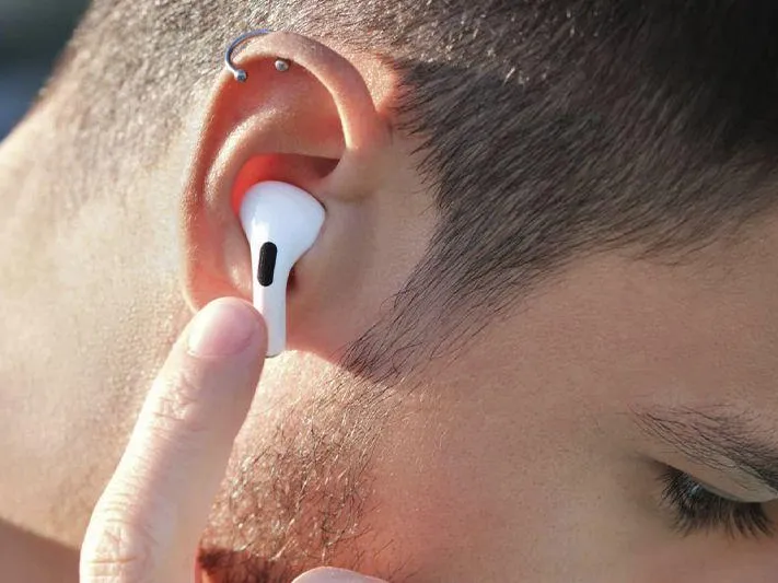 Врач рассказал о вреде наушников