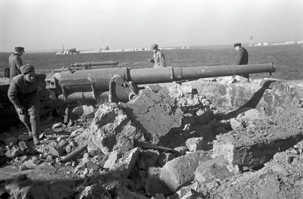 Бойцы готовят к бою 180-миллиметровое орудие батареи береговой обороны артиллерийского дивизиона Одесской военно-морской базы на территории Одесского морского порта