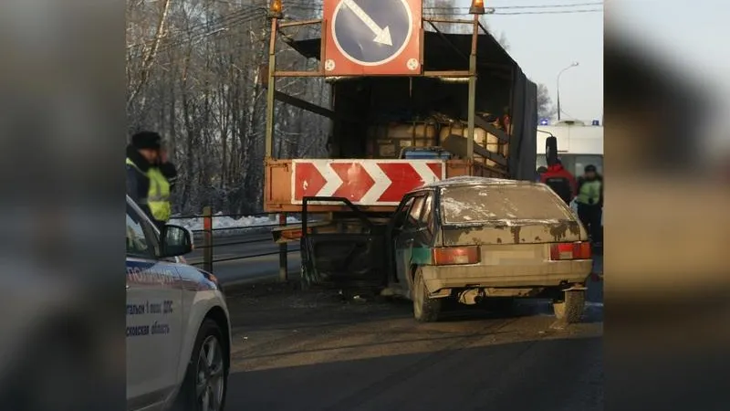 Водитель «девятки» угодил под грузовик дорожников на трассе в Дмитрове