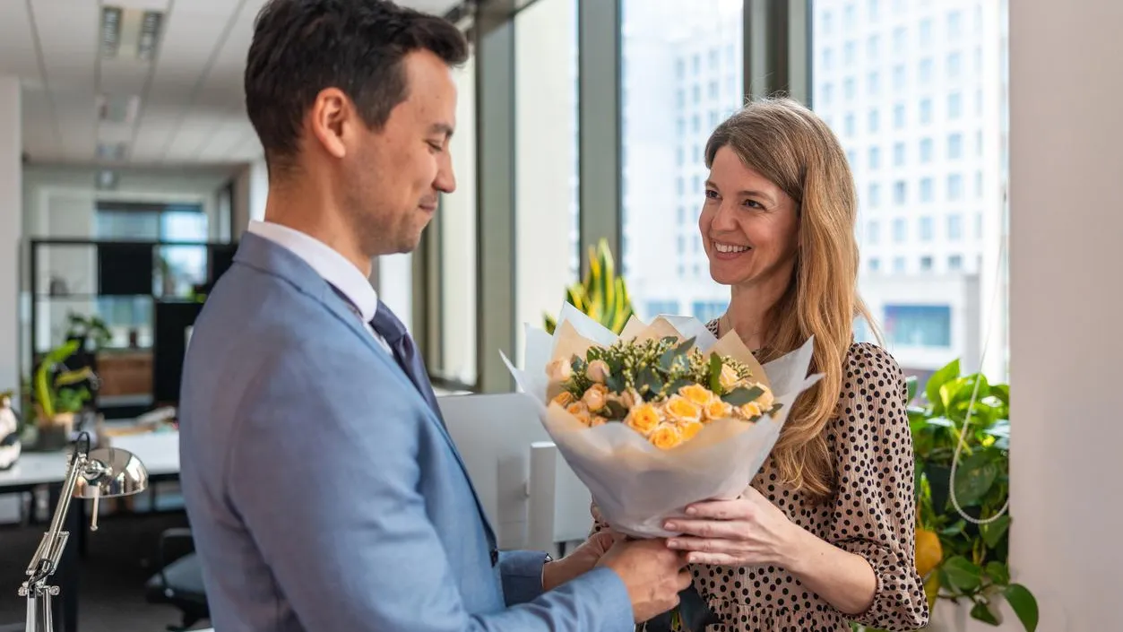 8 Марта на носу: эксперт объяснил, почему скидываться на подарки коллегам — моветон