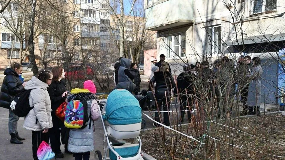 Жители дома и представители администрации во время выездной проверки. Фото: пресс-служба администрации г.о. Серпухов