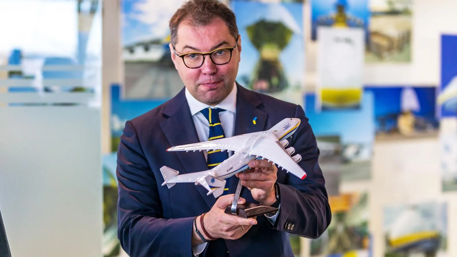Украинский посол Алексей Макеев в Лейпциге на презентации выставки «Свет и тень Антонова» (да, великого советского конструктора Украина записала к себе, даром, что он был чистокровный русский). Фото: IMAGO / Archaeopix