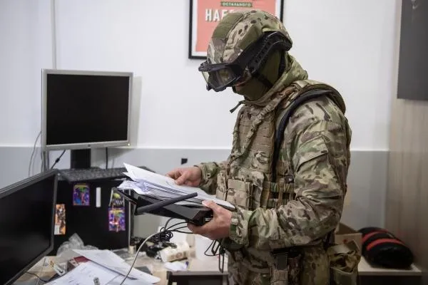 Российский военнослужащий в брошенном украинскими мошенниками кол-центре в Бердянске
