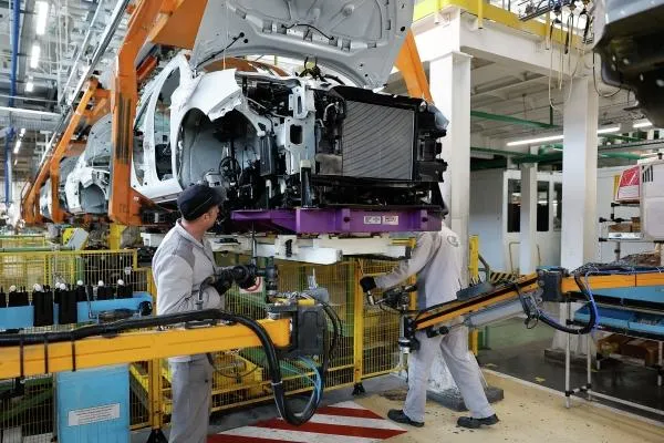 Производство автомобилей Lada на заводе российского АвтоВАЗ в Тольятти