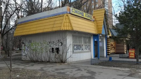 Грязные фасады с самовольной рекламой обнаружили в Мытищах