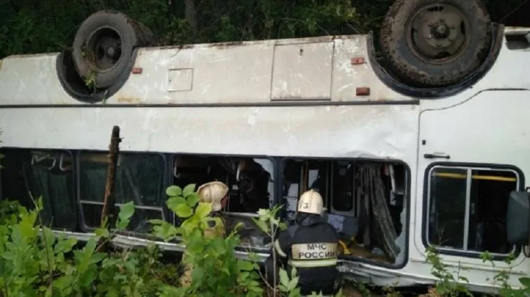 В Оренбургской области перевернулся пассажирский автобус, погиб один человек