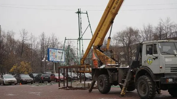 Установку главной новогодней елки города начали в Реутове