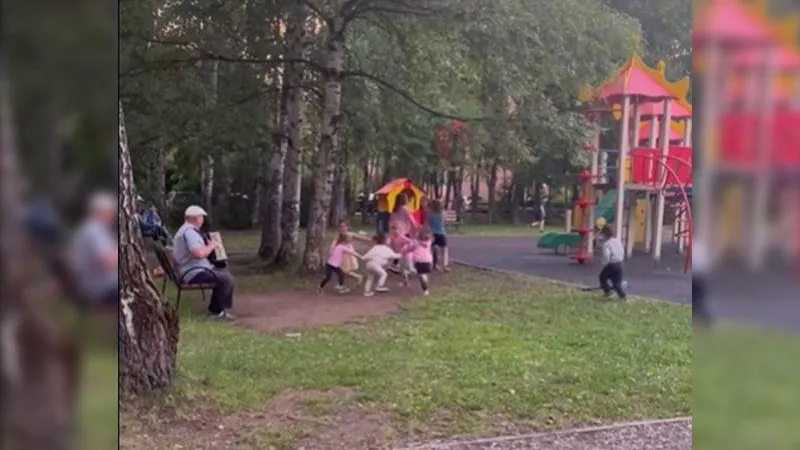 Дедушка с гармонью устроил праздник на детской площадке в поселке под Дмитровом