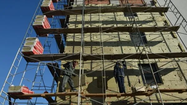 В Кургане после ночного шторма улетел утеплитель с многоквартирного дома