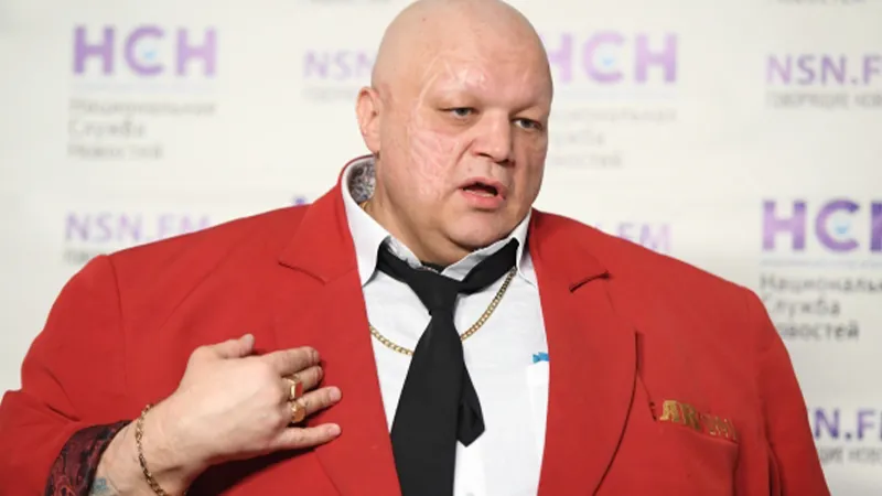 Звезда 90-х вступился за честь продавщицы в Москве. Видео
