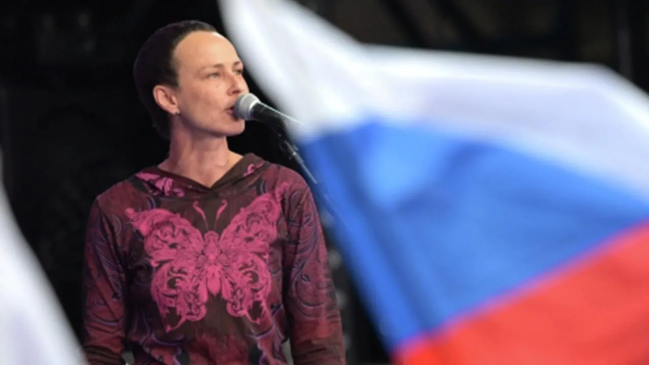 Исполнительница хита «Ту-лу-ла» спела для российских бойцов на импровизированной сцене