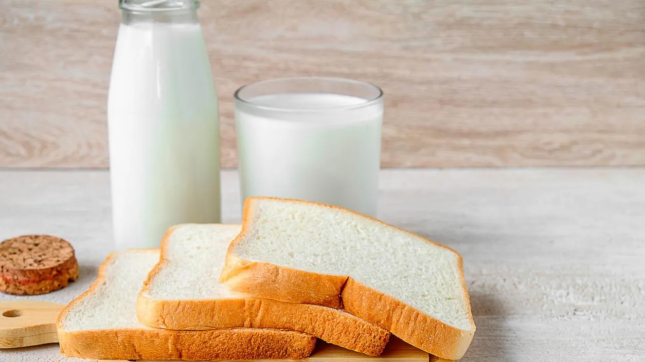 «Не насыщает, а только калории добавляет». Диетолог назвала самый вредный хлеб