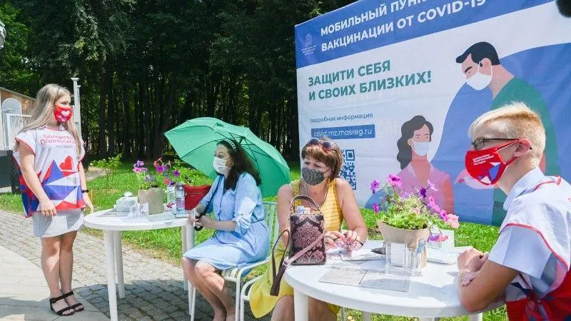 Губернатор проверил работу временного прививочного пункта в усадьбе Кривякино